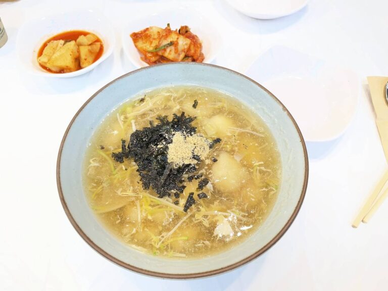 Sintoburi Gamja-ongsimi (신토불이감자옹심이)